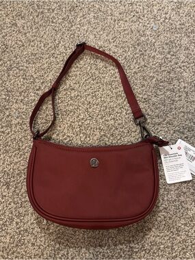 lululemon athletica Small Shoulder Bag in Burgundy